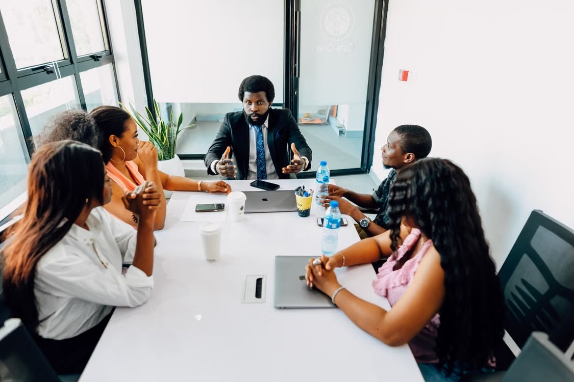 Réunion professionnelle dans un bureau moderne